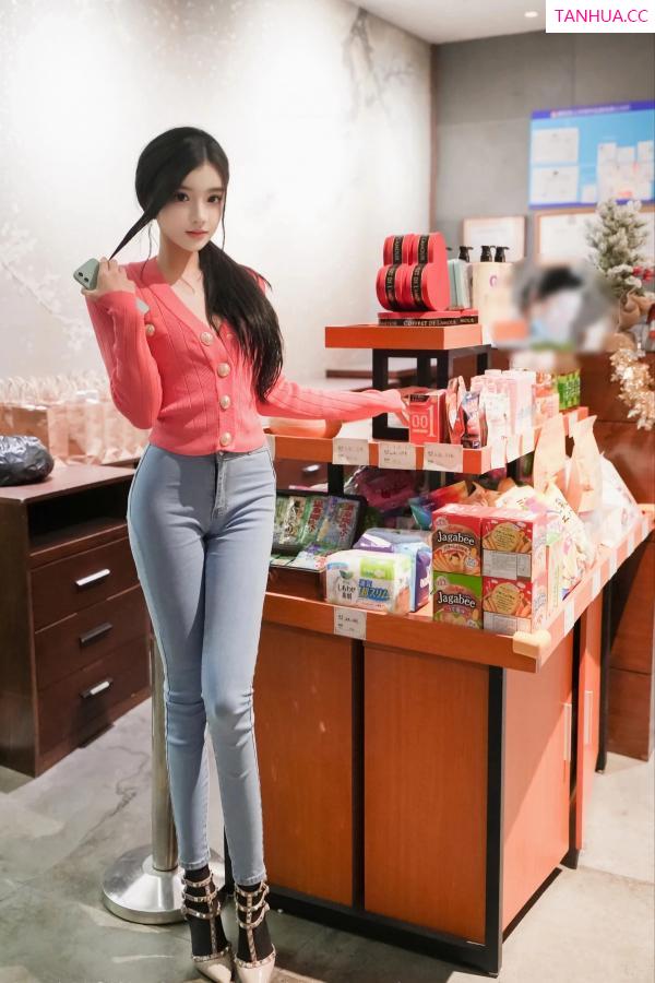   [XiuRen]高清写真图 2024.02.08 No.8091 龙雪儿 牛仔裤美臀第12张图片